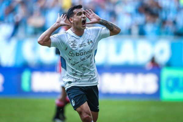 Grêmio vira sobre o São Paulo e entra no G-4