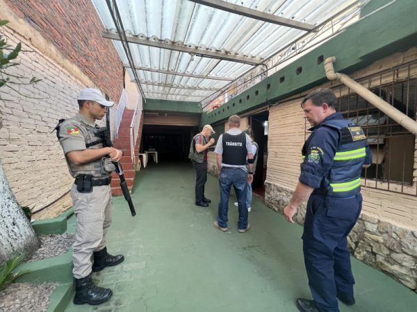 Operação integrada fiscaliza estabelecimentos comerciais no Centro de Lajeado