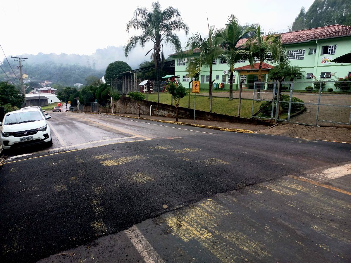 Redutor de velocidade é instalado em frente à escola
