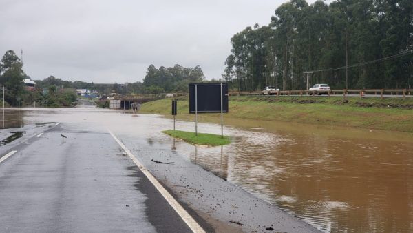PRF e CCR ViaSul bloqueiam trecho da BR-386