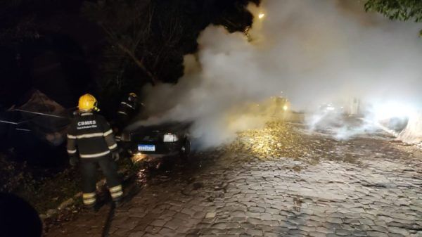 Incêndio consome carro no Conservas, em Lajeado