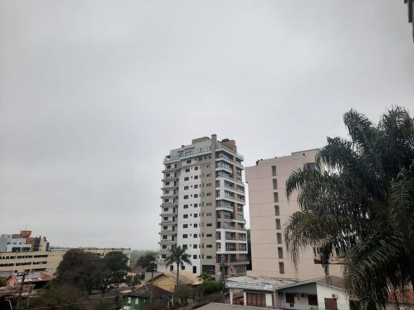 Alta pressão mantém tempo firme e deixa manhã fria no Vale