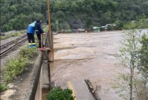 Parte da ponte Brochado da Rocha é levada pelas águas do Rio Taquari