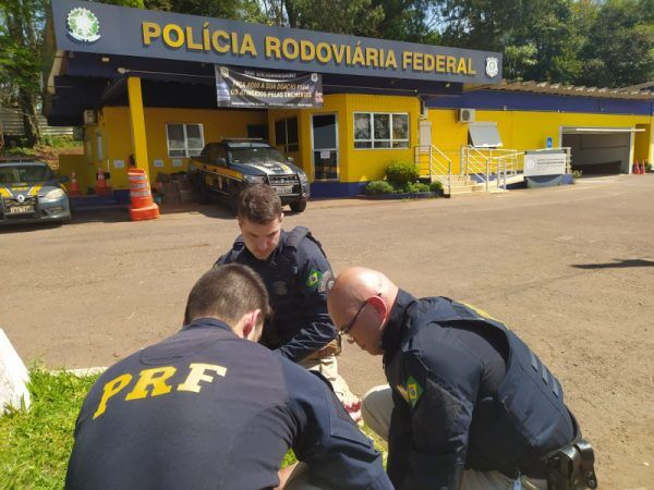 PRF socorre passageiro com convulsão em Lajeado