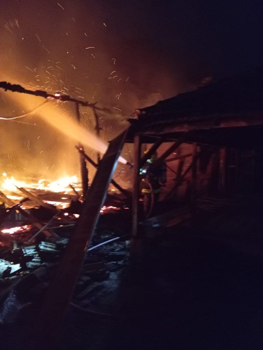 Incêndio queima galpão e cães morrem em Venâncio Aires
