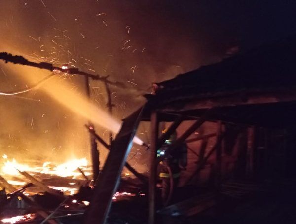 Incêndio queima galpão e cães morrem em Venâncio Aires