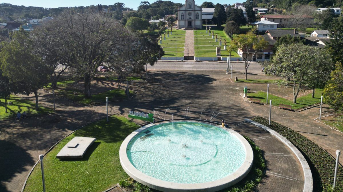 Cheia de símbolos e atrativos, Praça Itália é destino imperdível em Ilópolis