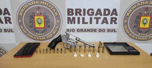 Homens são presos por porte ilegal de arma