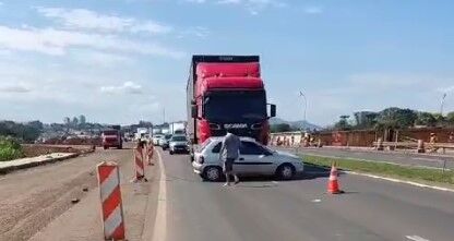 Carreta colide com carro e congestiona BR-386, em Estrela