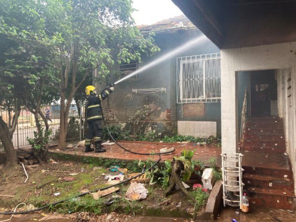 Incêndio consome casa abandonada no centro de Lajeado