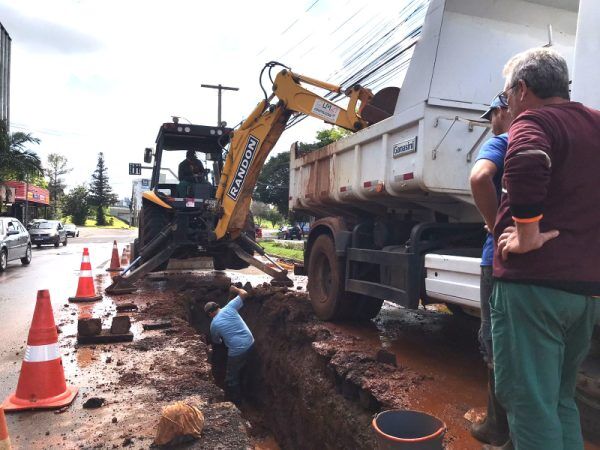 Cano rompe e causa transtornos na Pasqualini, em Lajeado
