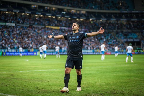 Grêmio vence a quarta consecutiva e encosta no líder Botafogo