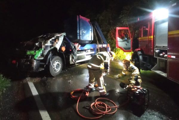 Caminhoneiro morre após capotar na ERS-332, em Encantado