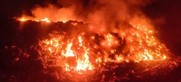 Bombeiros combatem incêndio em aterro de Linha Delfina, Estrela