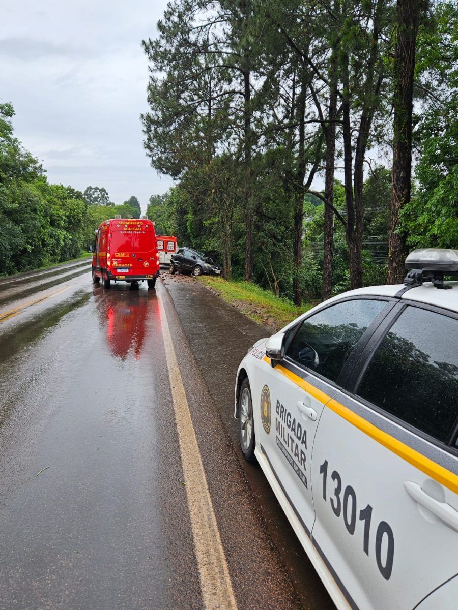 Motorista colide contra árvore na Rota do Sol