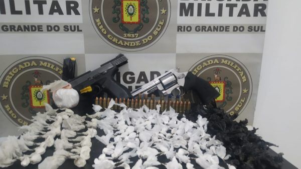 Dois homens são presos por porte ilegal de arma e tráfico de drogas, em Lajeado