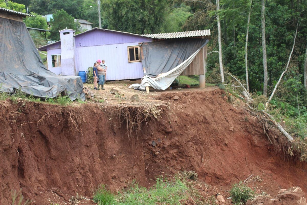 Deslizamento ameaça moradias no Morro São Roque em Arroio do Meio