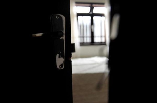 Criminosos rendem e amarram família em Roca Sales