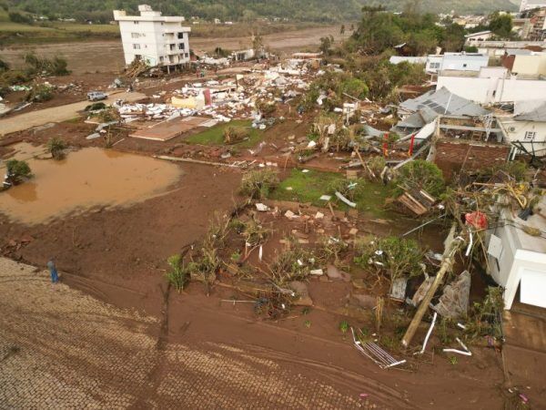 União abre crédito de R$ 195 milhões para moradia aos atingidos pela cheia