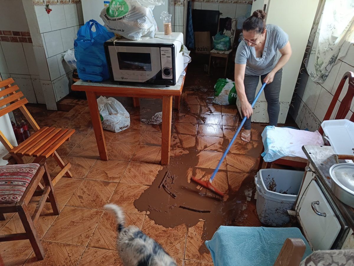 Com bueiros entupidos, chuva alaga casas em Roca Sales