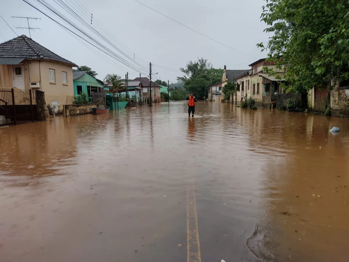 Rio Caí atinge cota máxima e deixa São Sebastião do Caí alagado