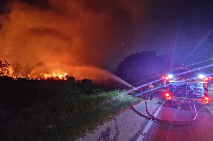 Bombeiros combatem fogo próximo a rodovias de acesso a praias em SC