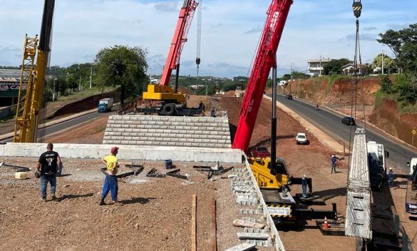 Construtora ergue vigas de trincheira na ERS-130, em Lajeado