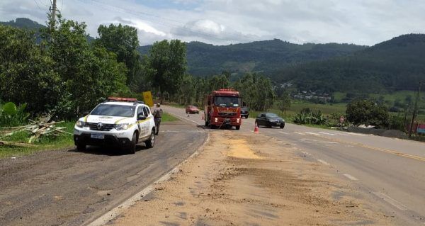 Caminhão derrama resina de pinus na ERS-129, em Muçum