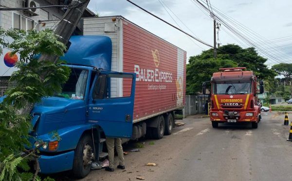 Acidente bloqueia Carlos Spohr Filho, em frente à BRF Lajeado