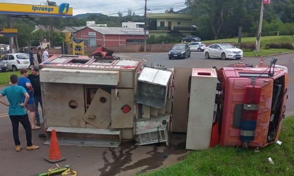 Caminhão tomba e bombeiros ficam feridos em Teutônia