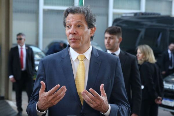 Governo muda regras e prevê cobrança gradual sobre folha