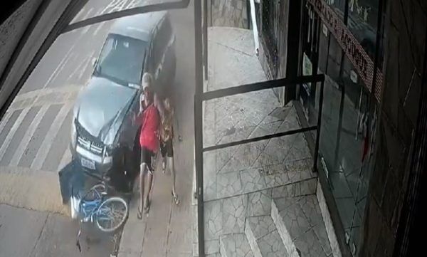 VÍDEO: Pai e filho escapam de acidente no centro de Arroio do Meio