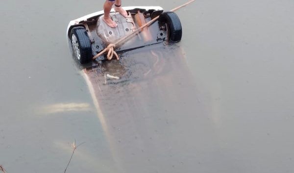 Carro cai da ponte do Storck, em Forquetinha