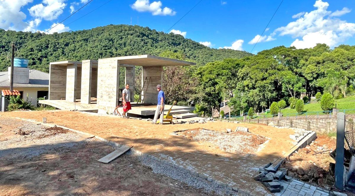 Memorial e estátua preservam a história de bispo de Relvado