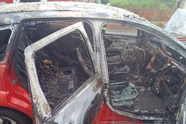 Carro pega fogo no bairro Canabarro