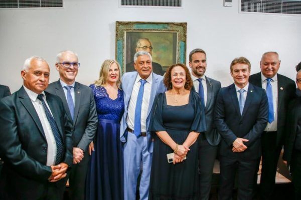 Adolfo Brito assume presidência da Assembleia Legislativa