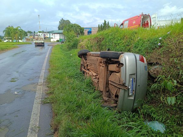 Veículo cai em valeta na ERS-130, em Lajeado