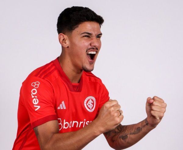 Inter contrata definitivamente o meio-campista Rômulo