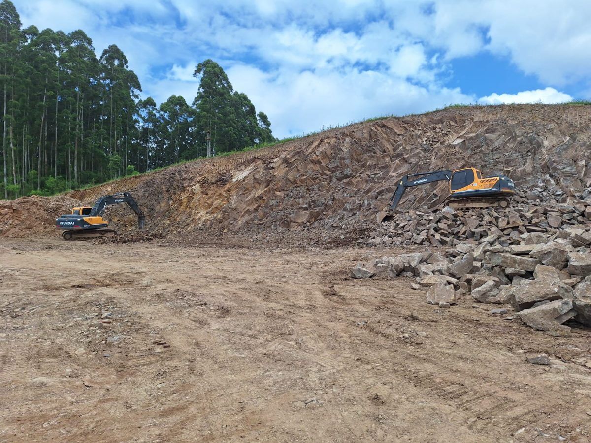 Canudos do Vale executa terraplanagens para construção de novos aviários