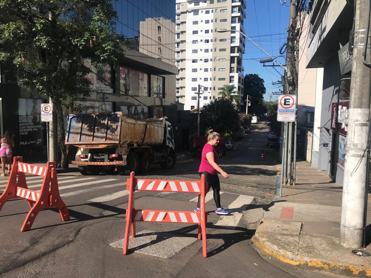 Rua Saldanha Marinho, em Lajeado, é interditada para troca de tubulação