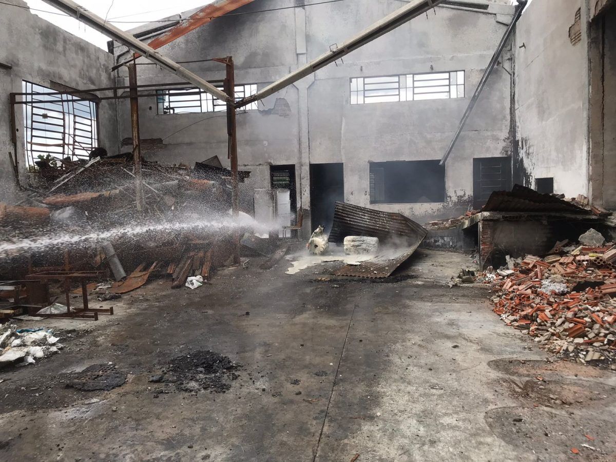 Princípio de incêndio atinge entulhos de edificação em Estrela