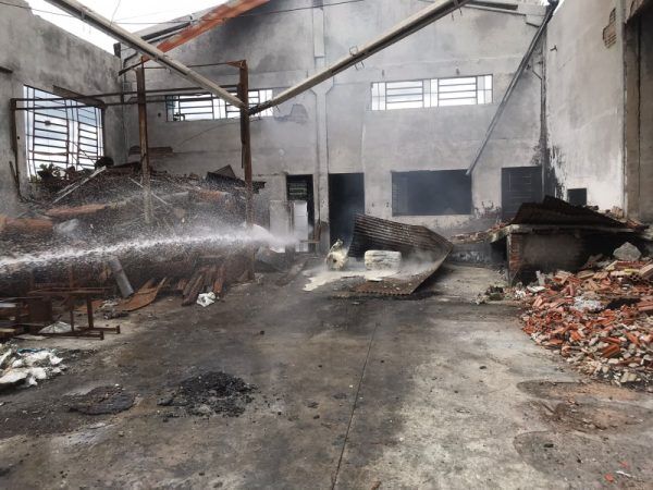 Princípio de incêndio atinge entulhos de edificação em Estrela