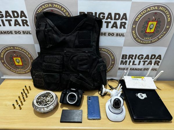 Jovem é preso por porte ilegal de arma de fogo e receptação em Encantado