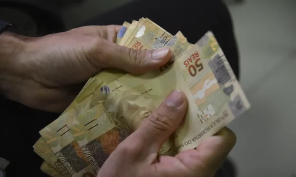 Lula sanciona regra que limita aumento do salário mínimo