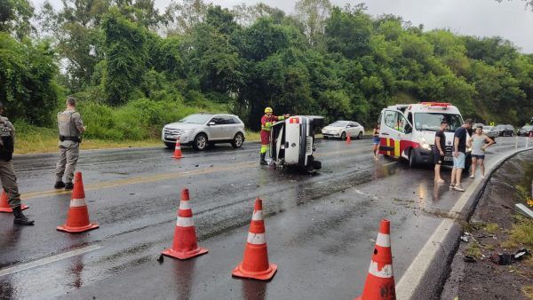 Acidente deixa dois feridos em Pouso Novo