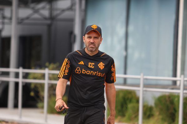 Inter terá apenas oito reservas na partida contra o ASA