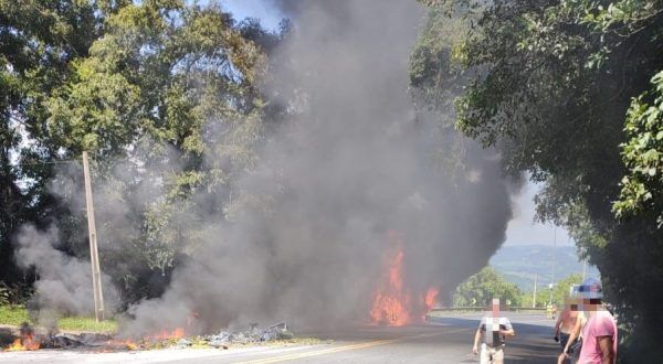Incêndio consome caminhão na BR-386, em Pouso Novo