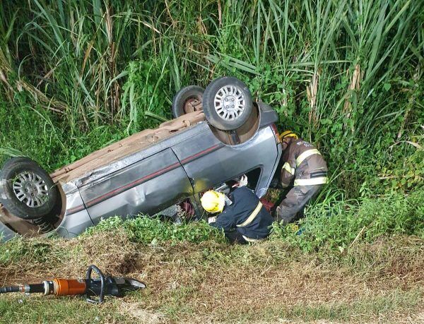 Acidente deixa homem preso em ferragens