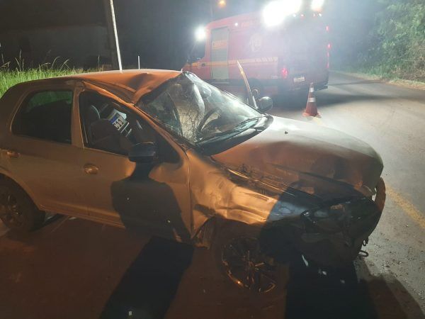 Homem perde controle de automóvel e bate em carro estacionado