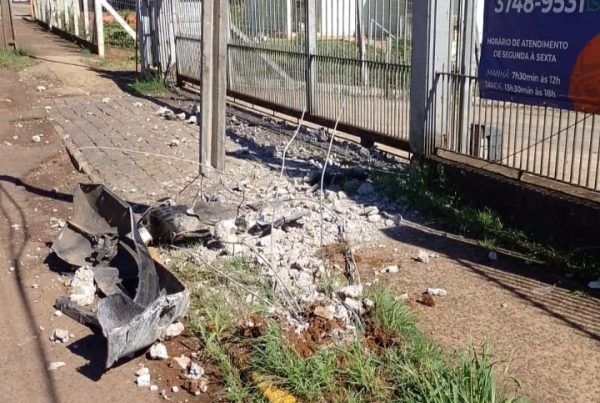 Carro atinge poste no bairro Conventos, em Lajeado